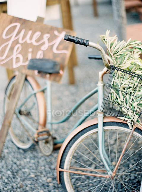 Bicicleta con signo de bicicleta de invitados - foto de stock
