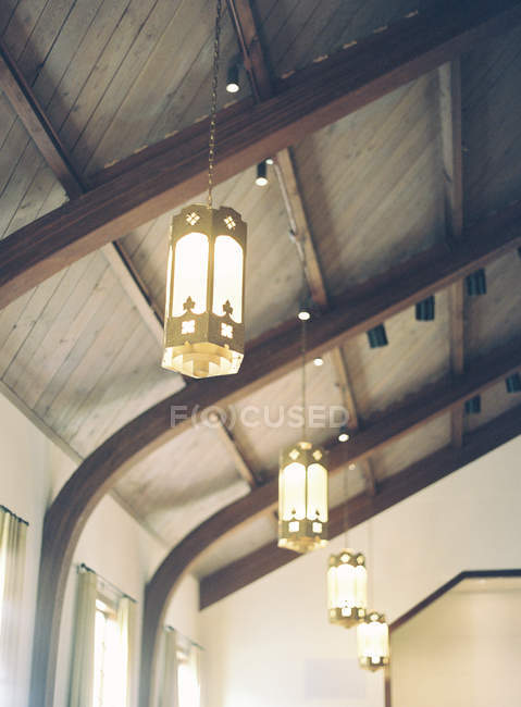 Lampen hängen auf Holzboden — Stockfoto