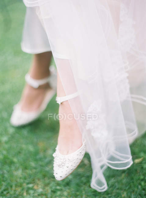 Sposa in piedi su erba — Foto stock