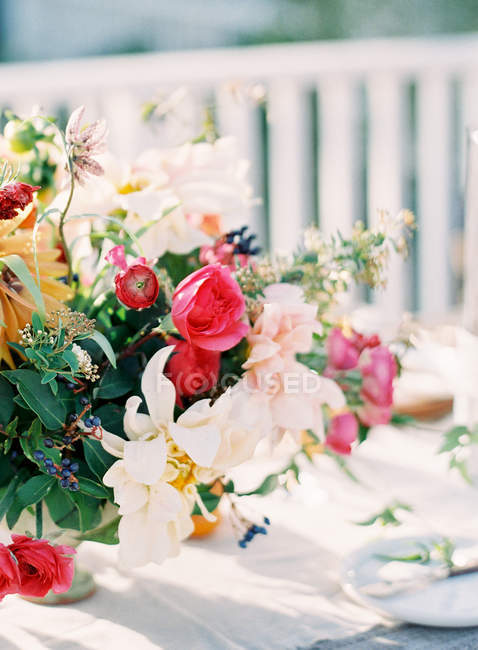 Arreglo floral en la mesa de ajuste - foto de stock