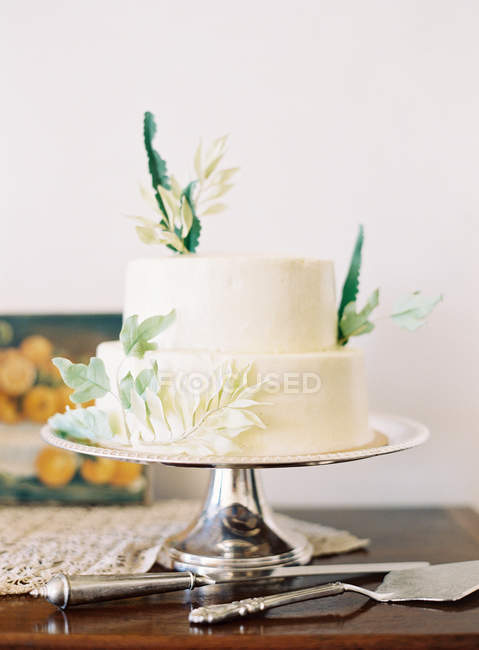 Beautiful decorated wedding cake — Stock Photo