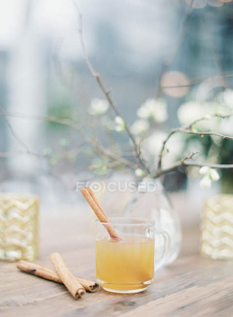 Peach tea with cinnamon stick — Stock Photo