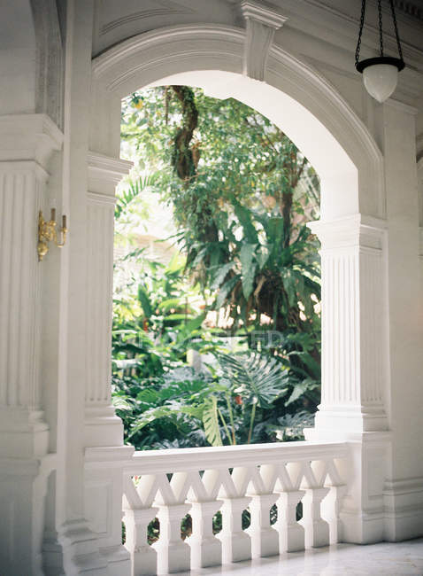 Villa portico con rigoglioso giardino — Foto stock