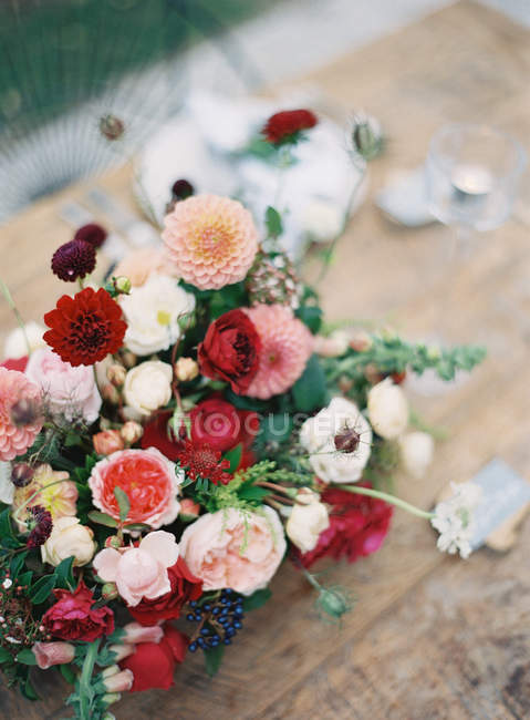 Fresh cut bouquet with chrysanthemums — Stock Photo