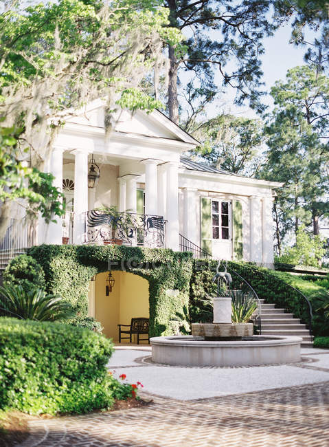 Elegante Villa mit Garten am Tag — Stockfoto