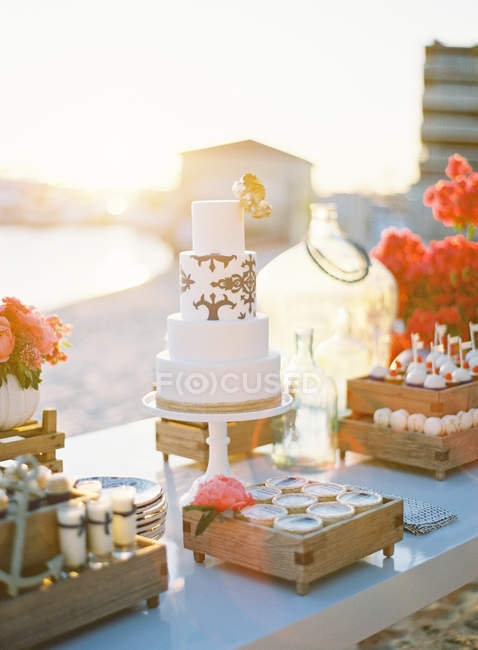 Весільний торт і декор — стокове фото