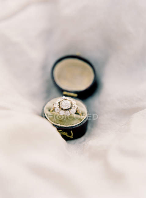 Wedding ring in vintage box — Stock Photo