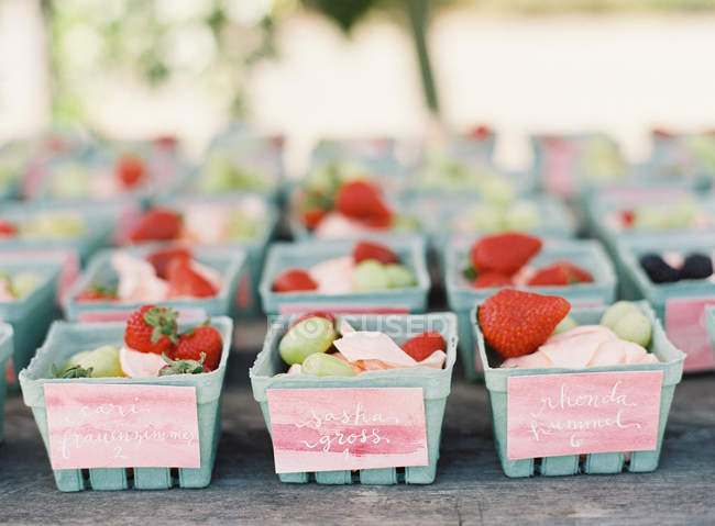 Десерт из фруктов и ягод — стоковое фото