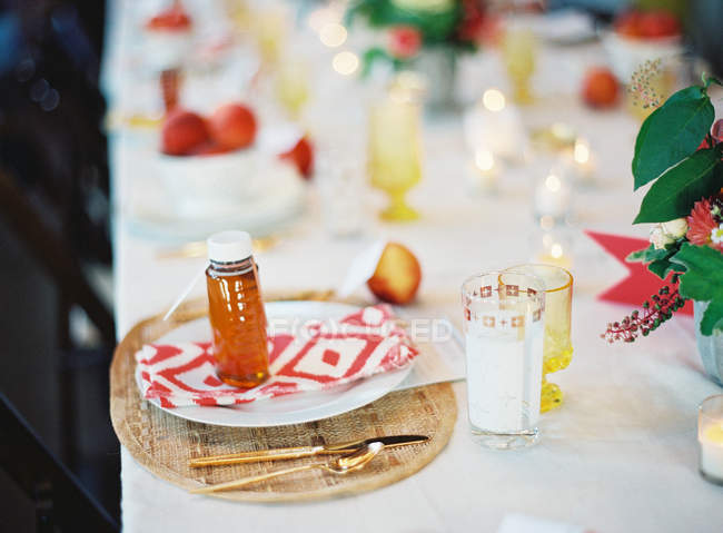 Gedeckter Tisch mit buntem Geschirr — Stockfoto