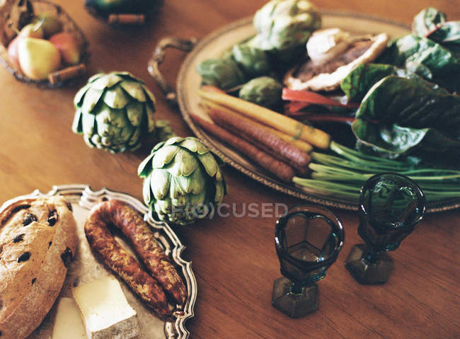 Surtido de verduras ecológicas en la mesa - foto de stock