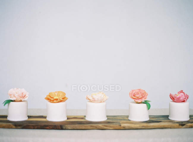 Свадебные торты, украшенные цветами — стоковое фото