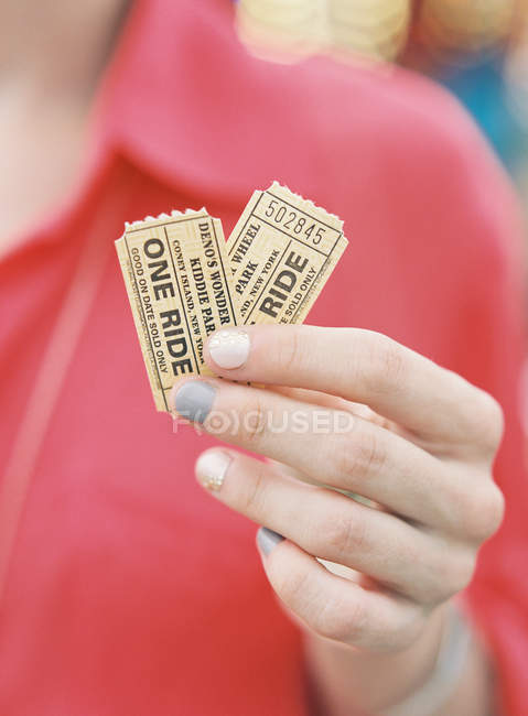 Руки женщины держат два билета — стоковое фото