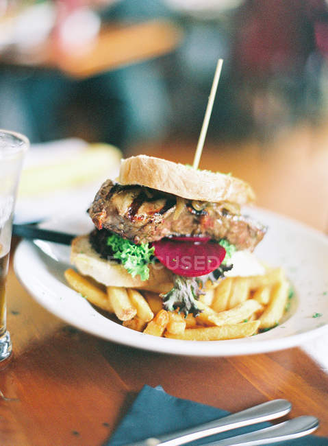 Burger de bœuf frais aux frites — Photo de stock