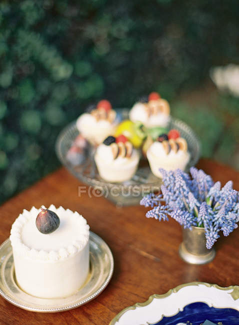 Cakes decorated with fresh fruits — Stock Photo