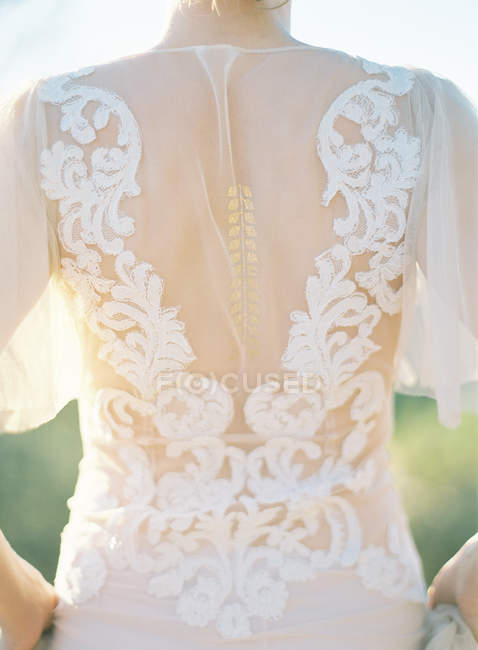 Femme en robe de mariée élégante — Photo de stock