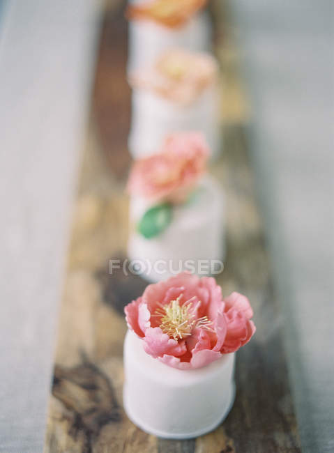 Свадебные торты, украшенные цветами — стоковое фото
