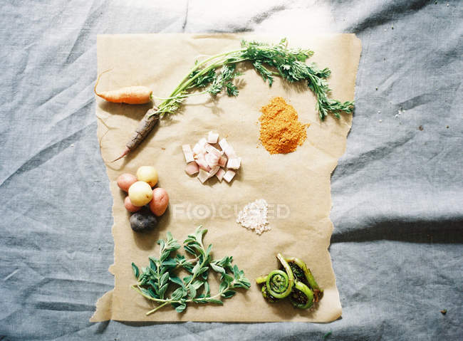 Verduras y especias sobre papel de cocina - foto de stock