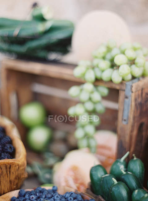 Bayas frescas y calabacines - foto de stock