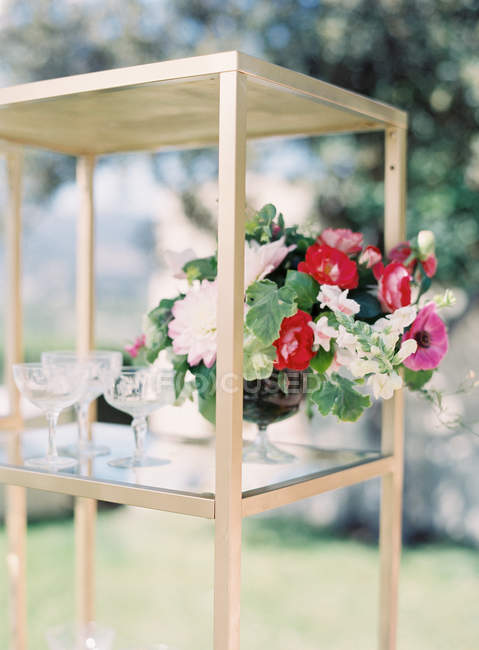 Fresh cut bouquet in vase — Stock Photo