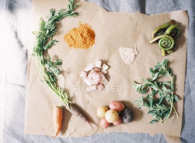Овощи и специи на кулинарной бумаге — стоковое фото