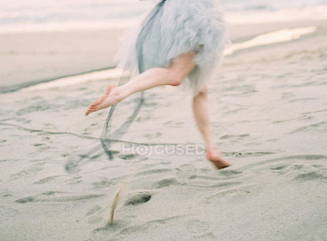 Springende weibliche Beine — Stockfoto