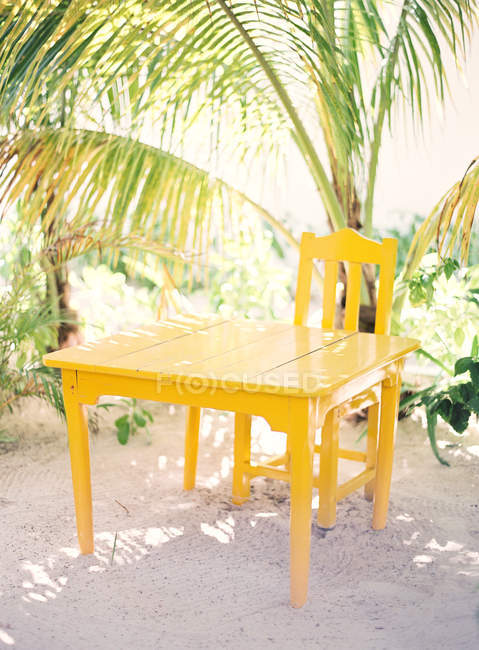 Holztisch mit Stuhl — Stockfoto
