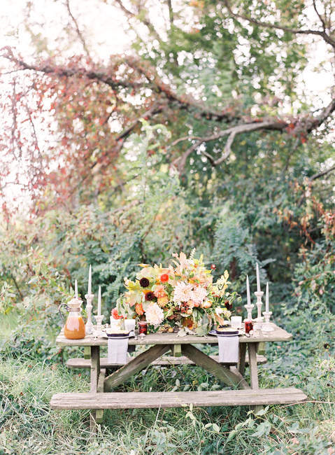 Rustic wedding setting table — Stock Photo