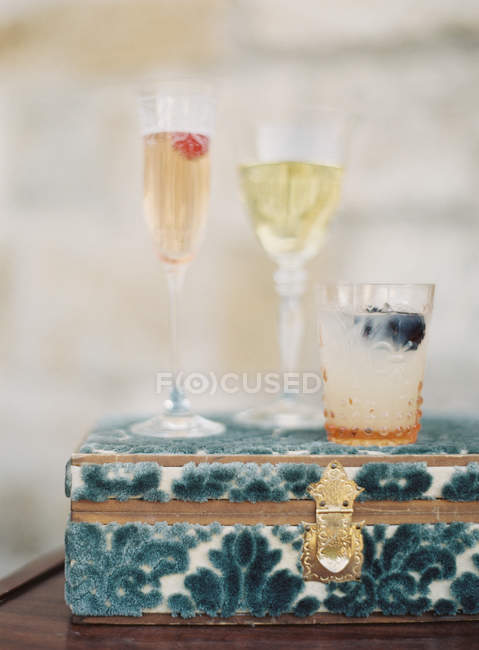 Champagne e vino bianco in bicchieri — Foto stock
