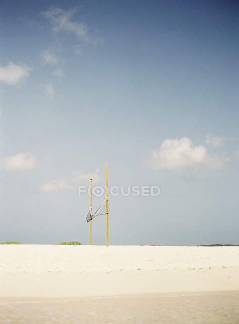 Волейбольная сетка на пустом пляже — стоковое фото