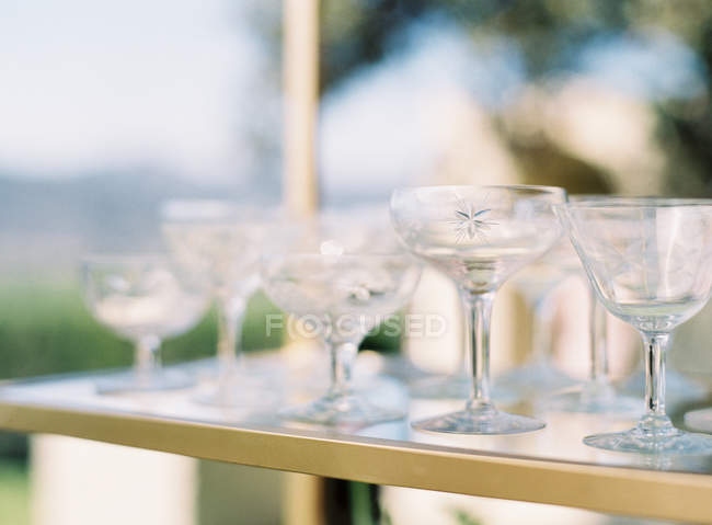 Vasos de cóctel vacíos - foto de stock