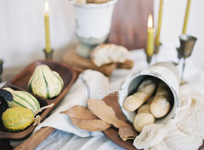 Set tavolo decorato con candele — Foto stock