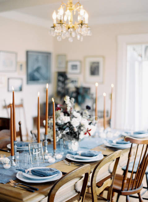 Дерев'яний стіл, прикрашений свічками — стокове фото