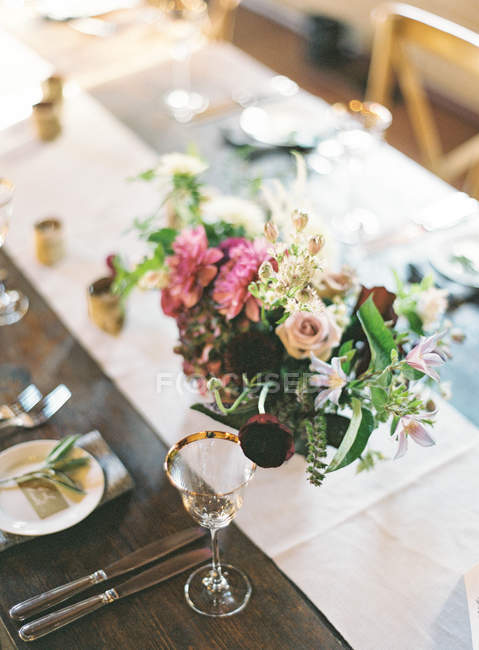 Квіткова композиція на обстановці столу — стокове фото