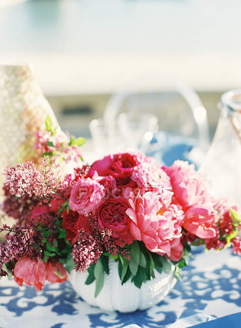 Квіткова композиція на обстановці столу — стокове фото