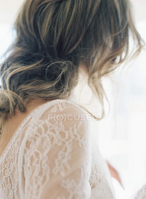 Bella sposa con i capelli lunghi — Foto stock
