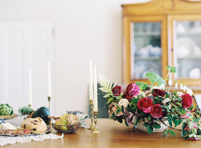 Table de mise en scène décorée de fleurs — Photo de stock
