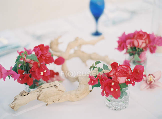 Tisch mit Blumen dekoriert — Stockfoto