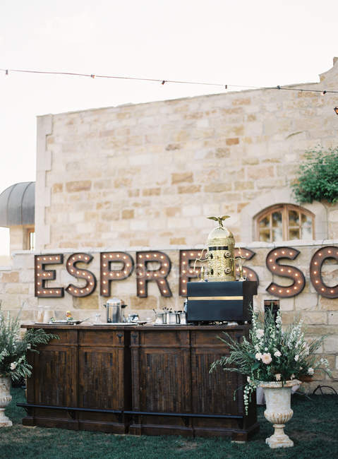 Espresso-Schild an Hauswand — Stockfoto