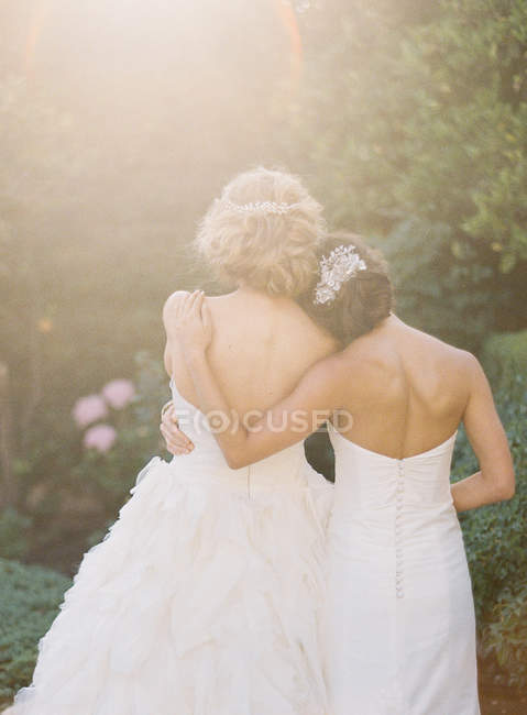 Femmes en robes de mariée à l'extérieur — Photo de stock
