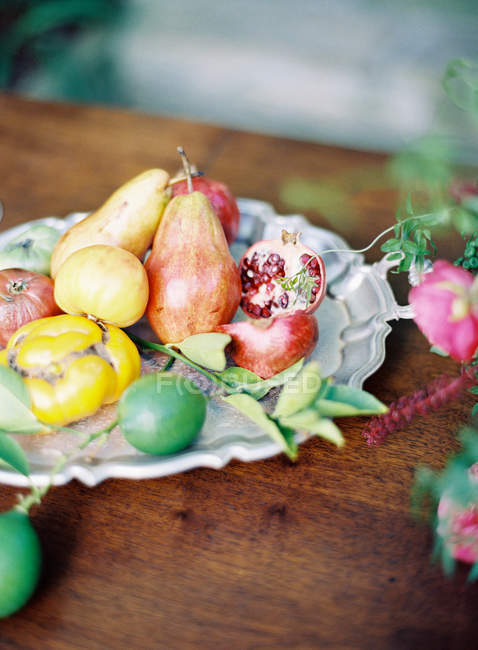 Plato antiguo con frutas frescas - foto de stock