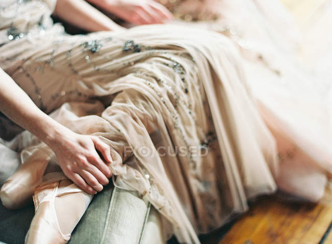 Femme en robe élégante assise sur canapé — Photo de stock