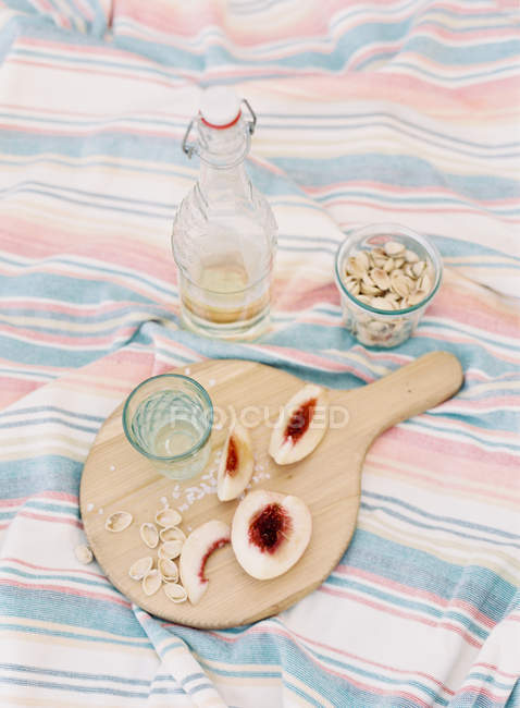 Нарезанный персик на деревянной доске — стоковое фото