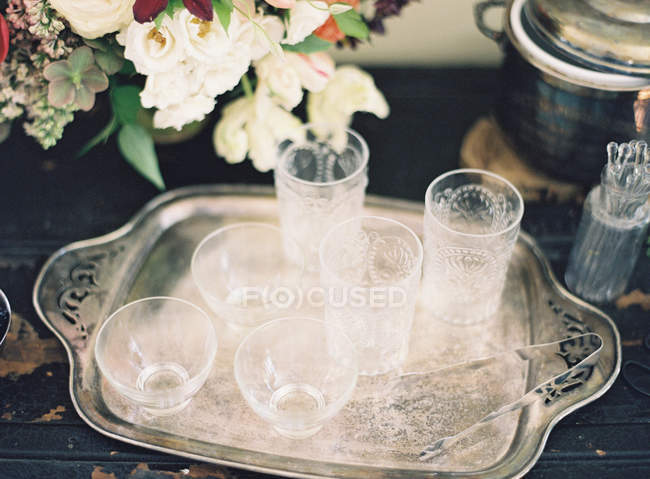 Bicchieri vintage con bouquet di fiori — Foto stock