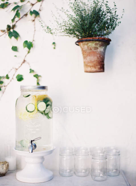 Frasco com limonada caseira — Fotografia de Stock