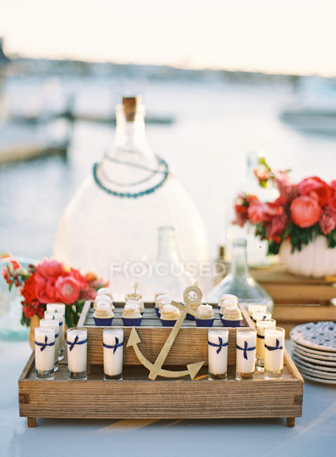 Decoración de la boda en la mesa de ajuste - foto de stock