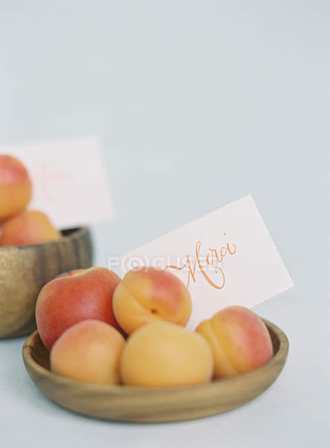 Ripe peaches in wooden bowls — Stock Photo