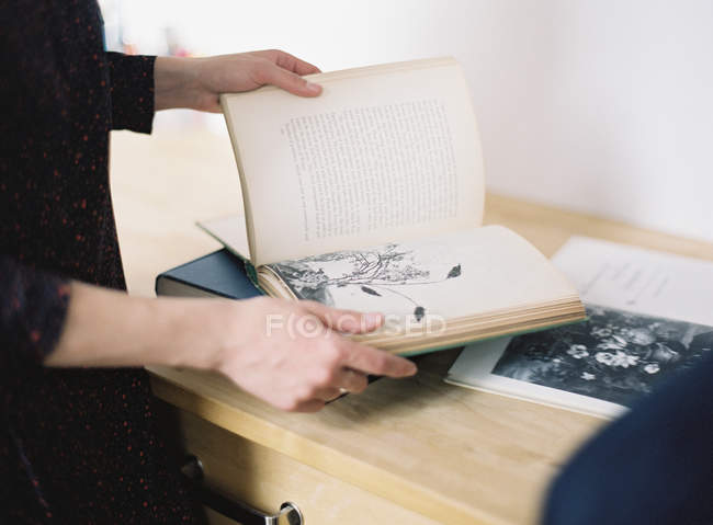 Wooden reading booklet — Stock Photo