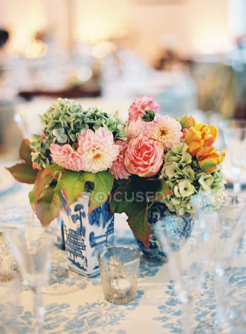 Tisch mit Blumen dekoriert — Stockfoto