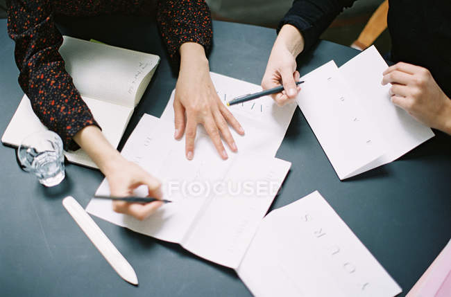 Mujeres escribiendo invitaciones de boda - foto de stock