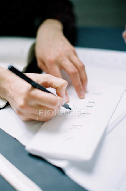 Mujer escribiendo invitaciones de boda - foto de stock